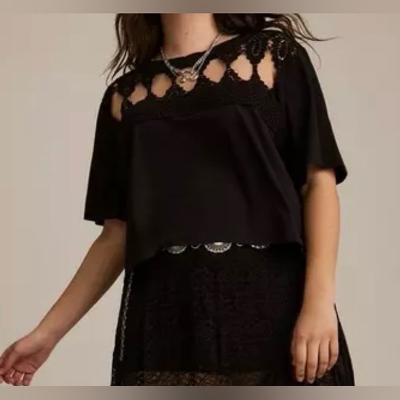 torrid Tops - NWT Torrid Festi cotton jersey cutout crew neck cropped tee, Torrid size 4